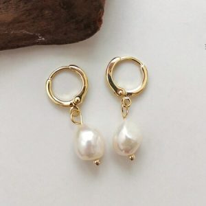 1 Pair Of Fashion Korean Trend Simple Design Natural Pearl Pendant Earrings For Women French Retro Light Luxury Jewelry Accessories For Girls Gift Gold